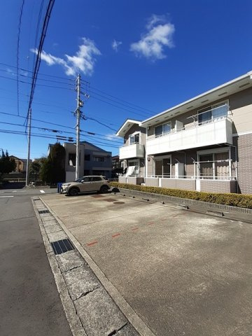 エンペラーヒルズ平手の駐車場