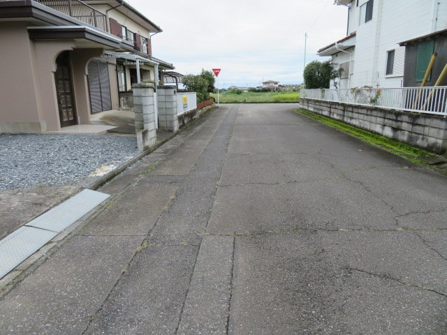藤岡市本郷　中古1590の前面道路含む現地写真