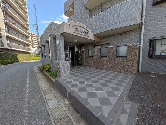クレスト吉岡のエントランス