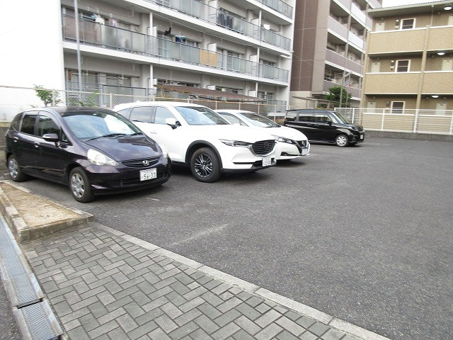 コスモアベニューの駐車場