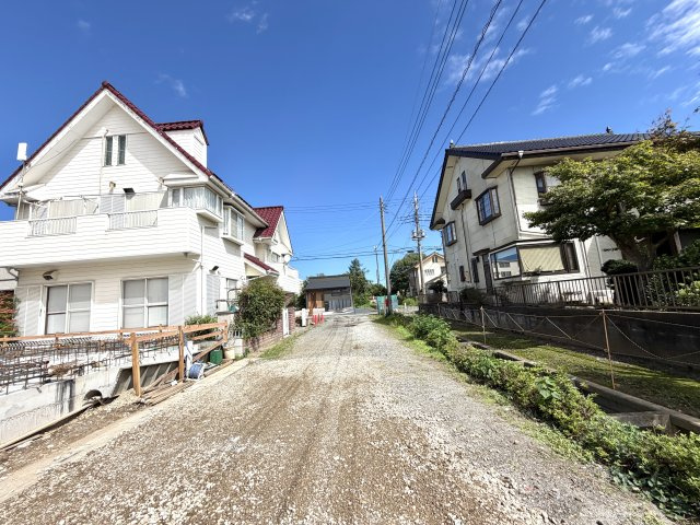越谷市平方第6 新築戸建の前面道路含む現地写真|敷地前面に十分なスペースがあり車の据え切りも楽々。駐車が苦手な方でも安心して運転できる道路環境です。