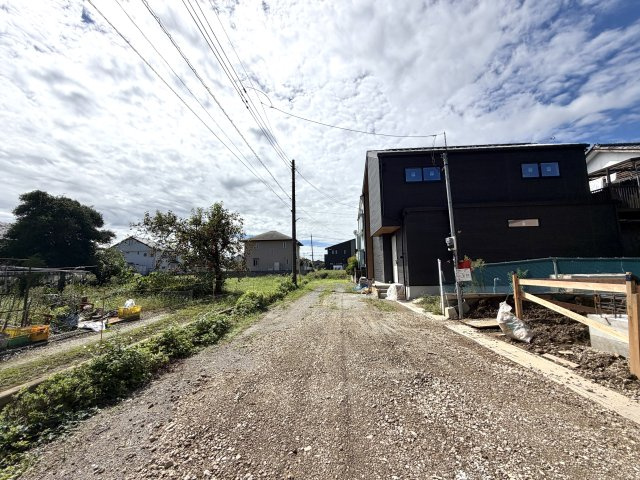 越谷市平方第6 新築戸建の前面道路含む現地写真|幅員にゆとりのある前面道路。大型車やミニバンの駐車も焦らず落ち着いて行える使いやすい接道です。
