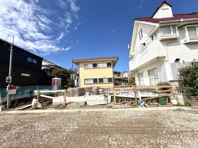 越谷市平方第6 新築戸建の外観|コンクリート打設が完了した綺麗な基礎部分。ここから柱が立ち上がり、立体的な形へと変化していきます。