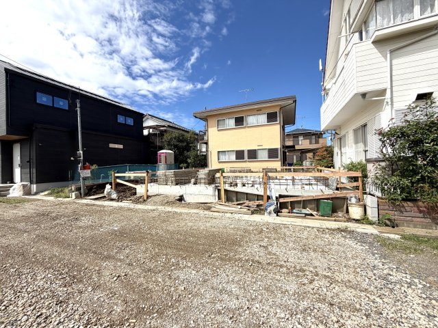 越谷市平方第6 新築戸建の外観|水平と強度の精度を保ちながら丁寧に行う基礎工事。これからの施工工程も安全第一で進めてまいります。