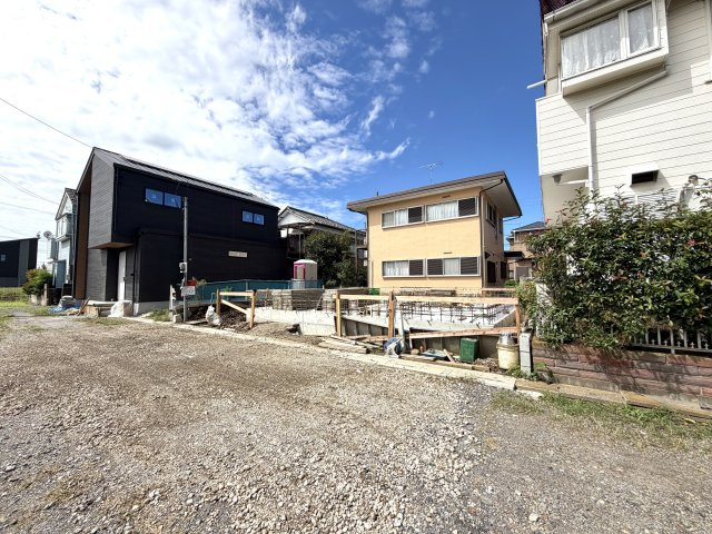 越谷市平方第6 新築戸建の外観|完成後には隠れてしまう基礎内部を確認できる貴重な時期。しっかりとした造りをぜひ現地でご覧ください。