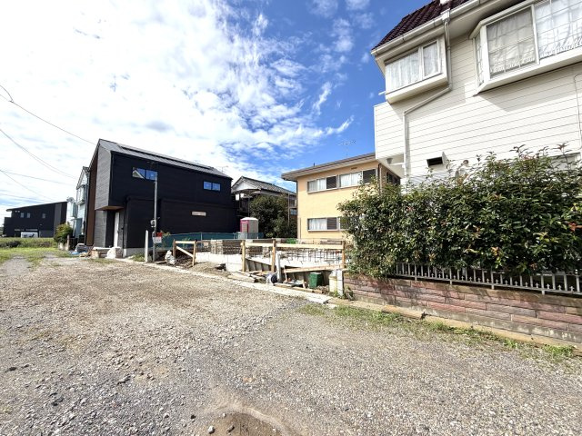 越谷市平方第6 新築戸建の外観|耐震基準を満たした強固な基礎構造を構築中。建物全体の安定感を決定づける重要な工程を進めています。