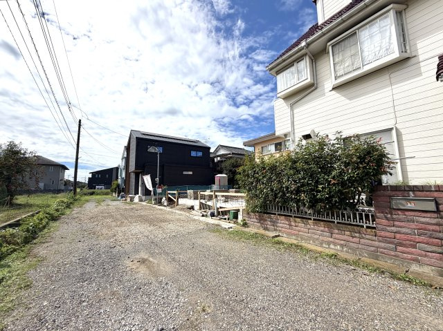 越谷市平方第6 新築戸建の外観|丁寧に仕上げられたコンクリート基礎。見えなくなる部分だからこそ丁寧な施工と品質管理に自信があります。