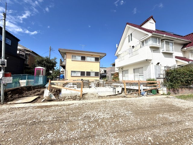越谷市平方第6 新築戸建の外観|鉄筋が綺麗に組み上げられた基礎工事現場。地震や災害に強い住まいを目指し施工を進めております。