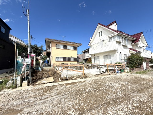 越谷市平方第6 新築戸建の外観|建物の土台となる基礎部分を施工中。確かな技術でコンクリートを打ち込み、強度をしっかり確保します。