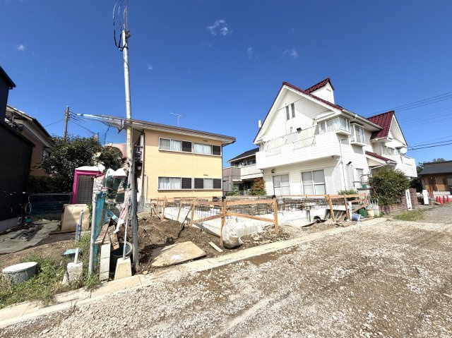 越谷市平方第6 新築戸建の外観|職人の手で着々と進む基礎工事の現場。目に見えない土台から高品質な住まいづくりにこだわっています。