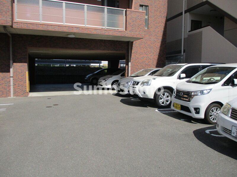 カーサソレアードの駐車場