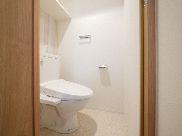 エスリード松屋町グレイスのトイレ|落ち着いた色調のトイレです