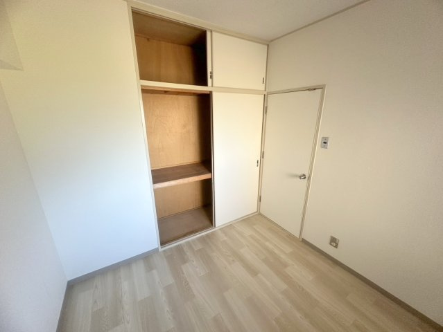 ハイネス生駒の駐車場