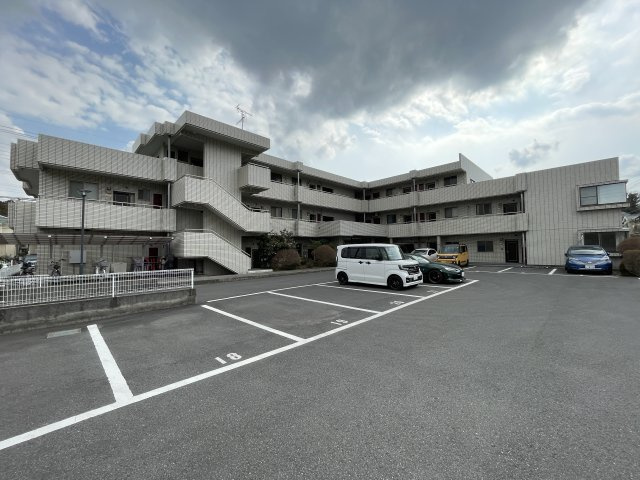 アビタシオン新柏の駐車場