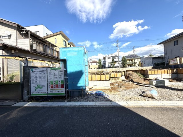 越谷市東越谷４丁目２区画１号棟　新築戸建の外観|頑丈な建物を創るベタ基礎工事を施工中。完成後は見えなくなる構造の裏側まで丁寧な仕事を徹底しています。