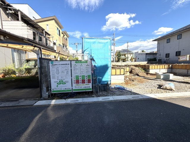 越谷市東越谷４丁目２区画１号棟　新築戸建の外観|水平と強度の精度を保ちながら丁寧に行う基礎工事。これからの施工工程も安全第一で進めてまいります。