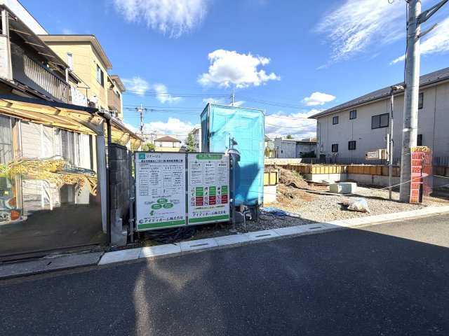 越谷市東越谷４丁目２区画１号棟　新築戸建の外観|完成後には隠れてしまう基礎内部を確認できる貴重な時期。しっかりとした造りをぜひ現地でご覧ください。