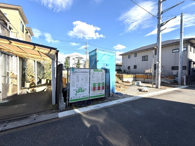 越谷市東越谷４丁目２区画１号棟　新築戸建の外観|耐震基準を満たした強固な基礎構造を構築中。建物全体の安定感を決定づける重要な工程を進めています。