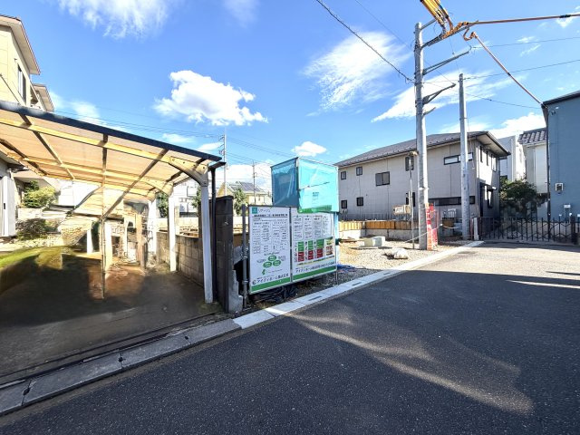越谷市東越谷４丁目２区画１号棟　新築戸建の外観|丁寧に仕上げられたコンクリート基礎。見えなくなる部分だからこそ丁寧な施工と品質管理に自信があります。
