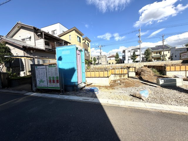 越谷市東越谷４丁目２区画１号棟　新築戸建の外観|鉄筋が綺麗に組み上げられた基礎工事現場。地震や災害に強い住まいを目指し施工を進めております。