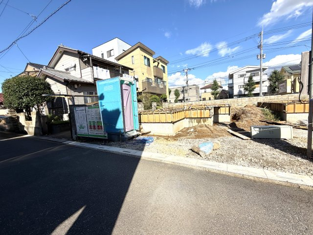 越谷市東越谷４丁目２区画１号棟　新築戸建の外観|建物の土台となる基礎部分を施工中。確かな技術でコンクリートを打ち込み、強度をしっかり確保します。
