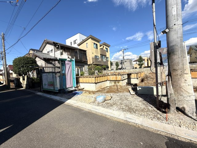 越谷市東越谷４丁目２区画１号棟　新築戸建の外観|職人の手で着々と進む基礎工事の現場。目に見えない土台から高品質な住まいづくりにこだわっています。