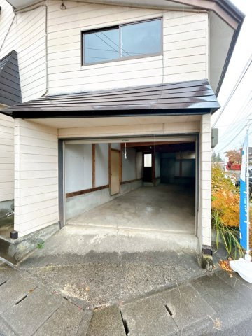 【駐車場】 | 大仙市刈和野字川原田　戸建て | 【リフォーム中】ビルトイン車庫は解体いたします。解体後は土間コンクリートで整地し、普通車２台が駐車できるようにリフォームいたします。