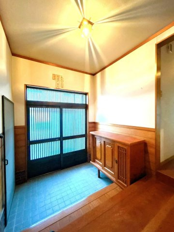 【玄関】 | 大仙市刈和野字川原田　戸建て | 【リフォーム中】玄関を宅内から撮影しました。玄関は新品交換、床はフロアタイル張り、天井・壁はクロス張替えを行います。