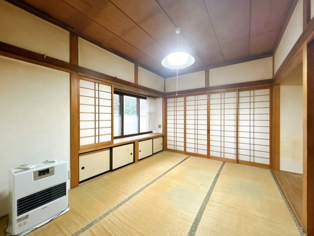 【和室】 | 大仙市刈和野字川原田　戸建て | 【リフォーム中】１階南側6畳和室です。畳は表替え、天井・壁はクロス張替えを行います。イグサの香りの心地良い空間に仕上げます。