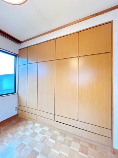 【洋室】 | 大仙市刈和野字川原田　戸建て | 【リフォーム中】２階南西側約7.5帖洋室の収納です。衣類や家財などをキレイに収納し広々と居室のご利用が可能です。