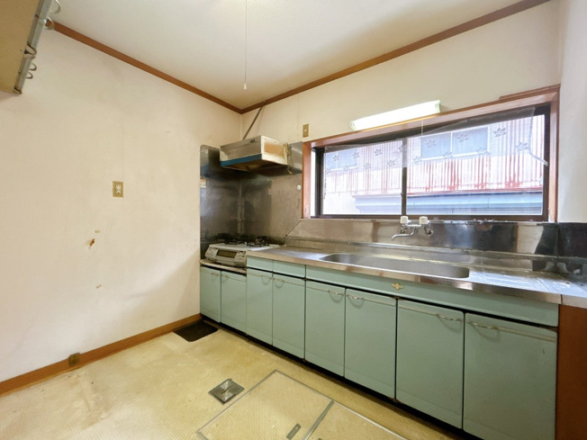 【キッチン】 | 大仙市刈和野字川原田　戸建て | 【リフォーム中】現状のキッチンは納戸にリフォームします。床はフローリング重張り、天井・壁はクロス張替えを行います。居室以外にも収納スペースがあると便利ですね。