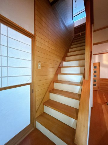 【内装】 | 大仙市刈和野字川原田　戸建て | 【リフォーム中】階段です。天井・壁はクロスで仕上げます。手すりも新設するので上り下りも楽にできるようになりますよ。