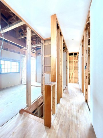 【内装】 | 大仙市刈和野字川原田　戸建て | 【リフォーム中】2階廊下です。床はフローリング重張り、天井・壁はクロス張替えを行います。
