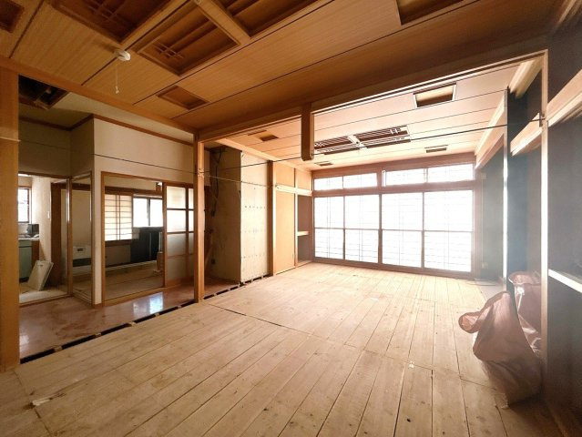 【キッチン】 | 大仙市刈和野字川原田　戸建て | 【リフォーム中】リフォーム中の約19帖LDKを別角度から撮影しました。アイランド風キッチンを新設しおしゃれで家族団らんを楽しめる快適な空間にリフォームします。