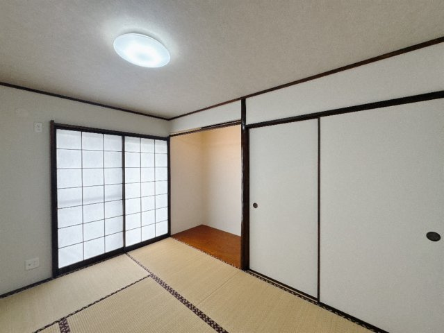 【中古戸建】高崎市新町の和室|■1階和室｜和室でしか味わえない畳ならではの香りや素材で和のやすらぎを感じてください♪休日はお子様とお昼寝するのにも最適です！