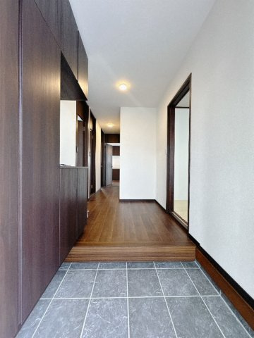 【中古戸建】高崎市新町の玄関|■玄関｜「玄関から、我が家を心地よく。自然の風や光を感じられる気持ちのいい玄関へ。」永く居心地のいい暮らしを演出する快適性能と安心を両立させたドアを採用しました！