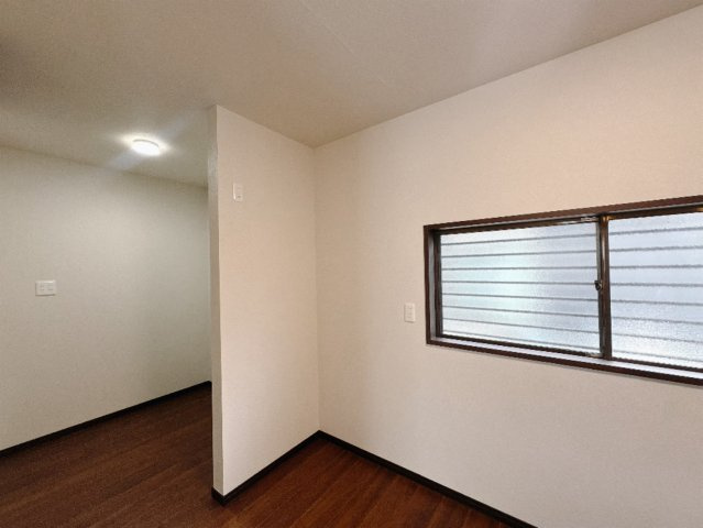 【中古戸建】高崎市新町の洋室|■洋室｜お子様の一人部屋にピッタリな洋室。木のぬくもりを感じるフローリングは、天然木の味わいが時とともに深みを増していきます。また、傷にも強く、フリーワックスでお手入れもラクラクです♪