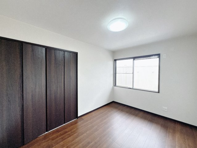 【中古戸建】高崎市新町の洋室|■洋室｜ナチュラルカラーの床です。模様替えなどとても楽しく工夫できます♪陽当たり、風通しもとても良いので毎日快適な生活スタートです！子供部屋にも良いですね♪