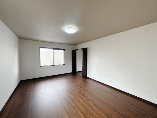 【中古戸建】高崎市新町の洋室|■洋室｜2階洋室には大きな窓をご用意しています。日中はあたたかな日差し差し込み自分時間も充実できますね＾＾