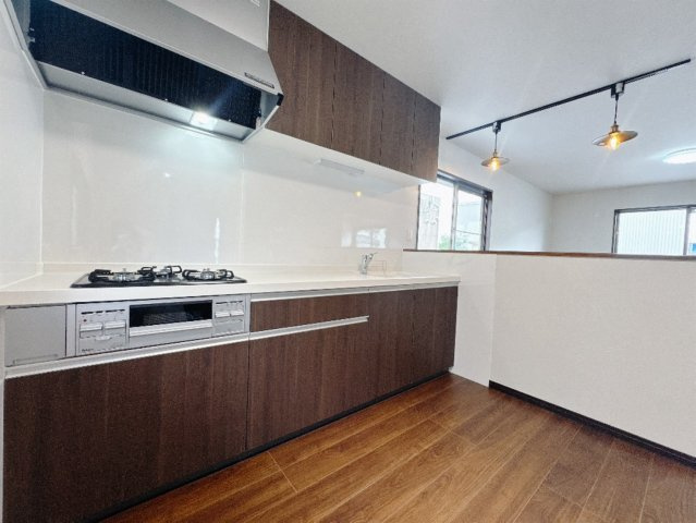 【中古戸建】高崎市新町のキッチン|■キッチン｜作業がはかどる広々カウンタースペース。会話がはずむ「オープンキッチン」なので家族とのコミュニケーションも活発になります。