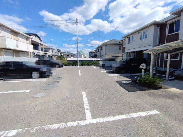 シャーメゾンロハスの駐車場
