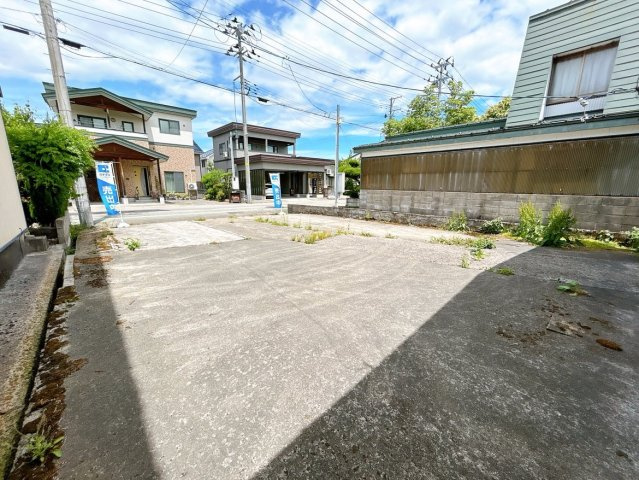 【駐車場】 | 大仙市大曲須和町二丁目　戸建て | 【リフォーム中】建物正面の駐車場です。普通車3台並列で停められる広さがあります。