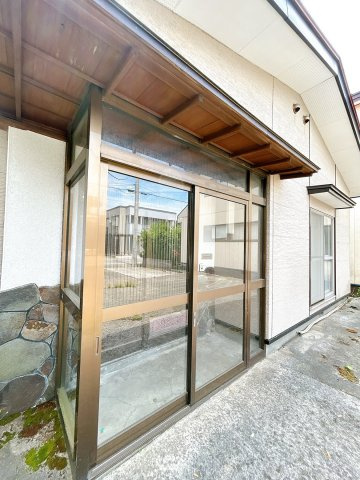 【玄関】 | 大仙市大曲須和町二丁目　戸建て | 【リフォーム中】風除室を外側から撮影しました。