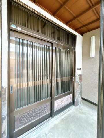 【玄関】 | 大仙市大曲須和町二丁目　戸建て | 【リフォーム中】玄関を外側から撮影しました。