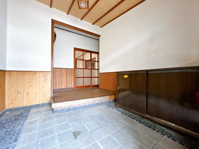 【玄関】 | 大仙市大曲須和町二丁目　戸建て | 【リフォーム中】玄関です。シューズボックスは新しいものに変える予定です。床はクッションフロアを張り、壁クロスは張替をし、天井はクロス張りを実施予定です。