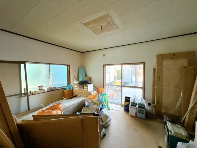 【洋室】 | 大仙市大曲須和町二丁目　戸建て | 【リフォーム中】1階北西側、約10帖の洋室にする予定です。床はフローリングへ変更、壁クロスは張替をし、天井はクロス張りを実施予定です。建具・照明・収納は新しくする予定です。