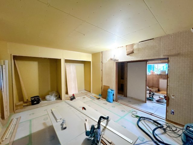 【洋室】 | 大仙市大曲須和町二丁目　戸建て | 【リフォーム中】1階北東側、約10帖の洋室にする予定です。フローリングは重ね張り、壁クロスは張替をし、天井はクロス張りを実施予定です。建具・照明・収納は新しくする予定です。