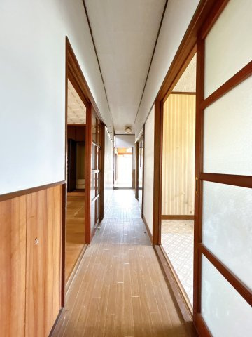 【内装】 | 大仙市大曲須和町二丁目　戸建て | 【リフォーム中】1階廊下を撮影しました。
