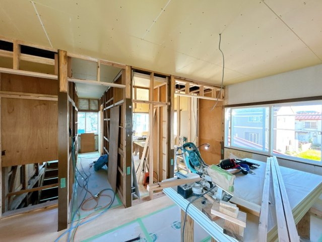 【洋室】 | 大仙市大曲須和町二丁目　戸建て | 【リフォーム中】2階南西側、約7.5帖の洋室にする予定です。床はフローリングへ変更、壁クロスは張替をし、天井はクロス張りを実施予定です。建具・照明・収納は新しくする予定です。