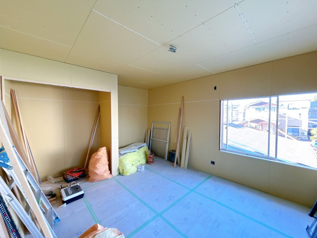 【洋室】 | 大仙市大曲須和町二丁目　戸建て | 【リフォーム中】2階南西側、約7.5帖の洋室です。床はフローリングへ変更、壁クロスは張替をし、天井はクロス張りを実施予定です。建具・照明・収納は新しくする予定です。